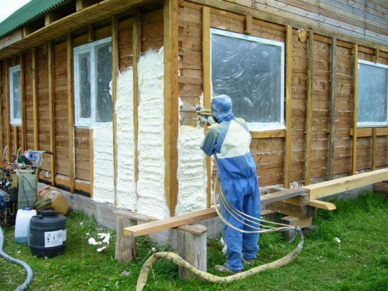 Утепление деревянного дома ППУ: преимущества материала, правила монтажа